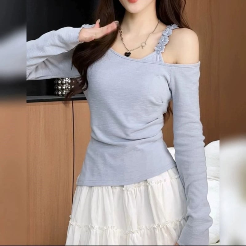 Tricou dama cu mânecă lungă, imprimeu floral, design patchwork, decolteu off-shoulder, croială slim.