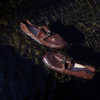 Tehénbőr slip-on loafer csattal (horsebit) – vintage brit stílus, nőknek