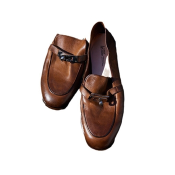 Tehénbőr slip-on loafer csattal (horsebit) – vintage brit stílus, nőknek