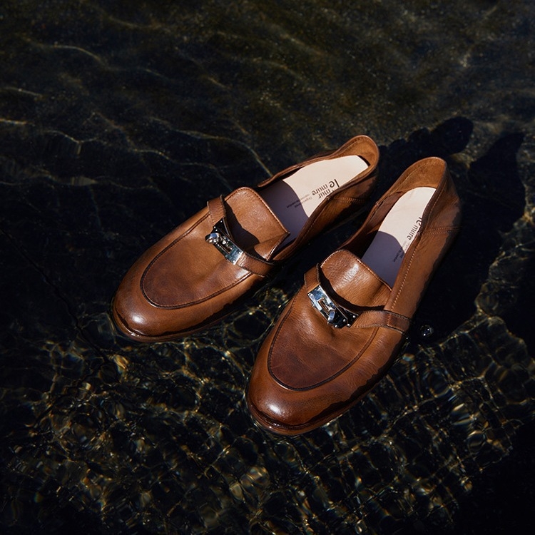 Tehénbőr slip-on loafer csattal (horsebit) – vintage brit stílus, nőknek