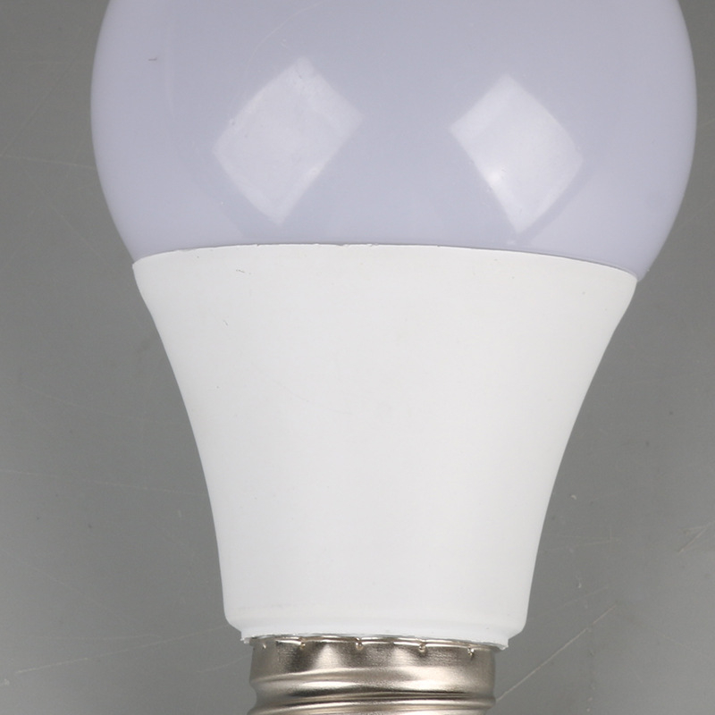 LED A60 žarulja s plastičnim premazom od aluminija, E27 navoj, kućno osvjetljenje, energetski učinkovita i izdržljiva