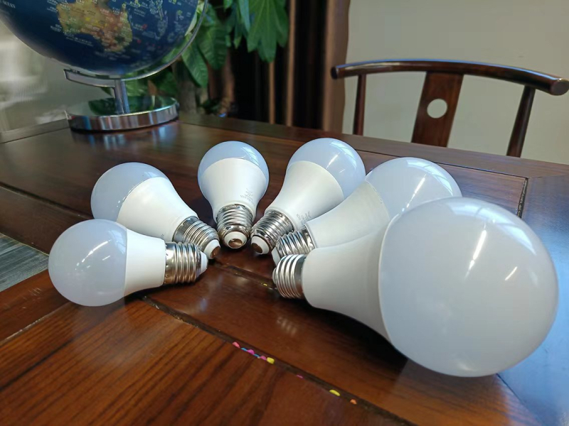LED žarulja s bazama E27 i B22, energetski uštedna, izuzetno svijetla, senzor zvuka i svjetla, A klasa