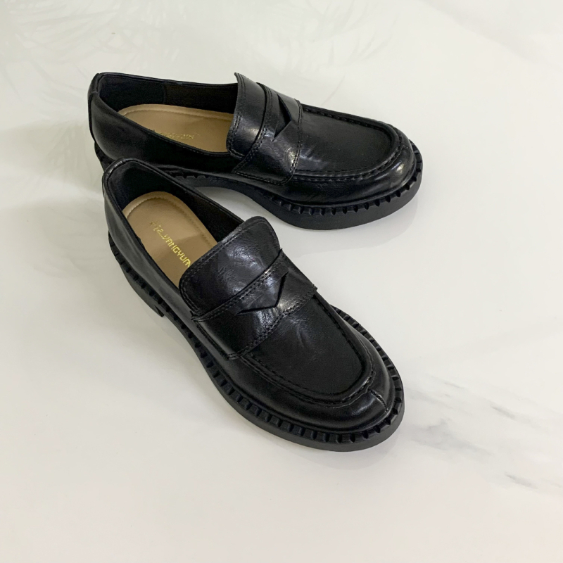 Női loaferek, retró brit stílusú slip-on, vastag sarokkal és platformmal a magasság növeléséért, mikroszálas felsőrész