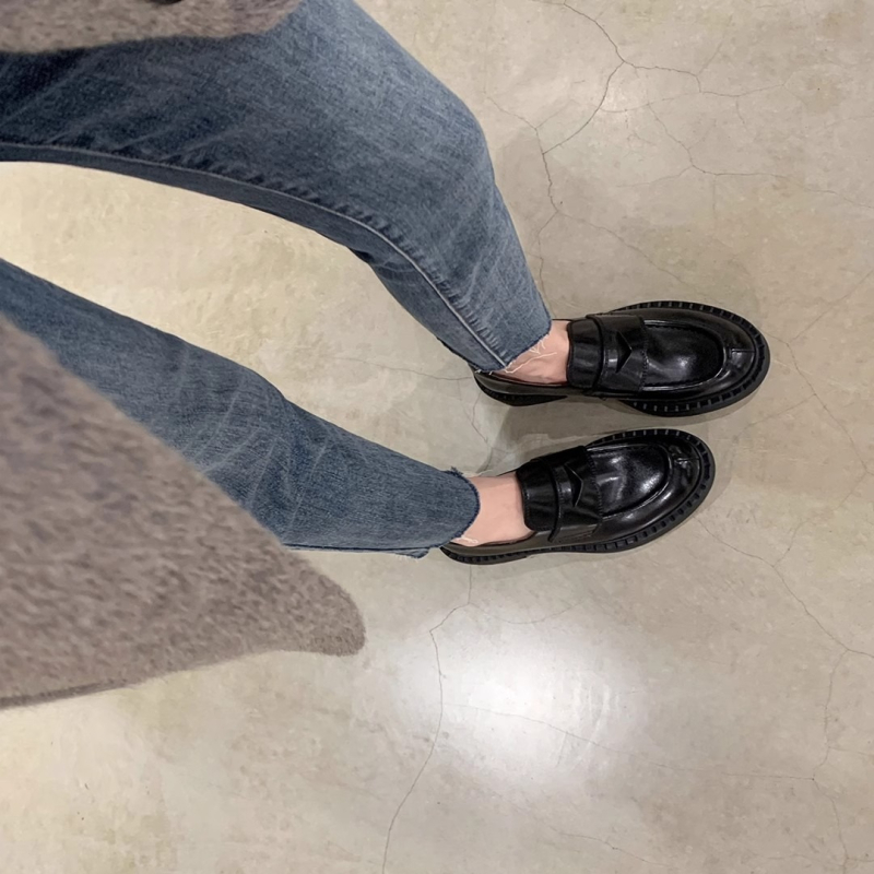 Női loaferek, retró brit stílusú slip-on, vastag sarokkal és platformmal a magasság növeléséért, mikroszálas felsőrész