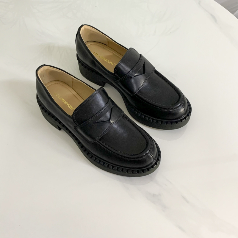 Női loaferek, retró brit stílusú slip-on, vastag sarokkal és platformmal a magasság növeléséért, mikroszálas felsőrész
