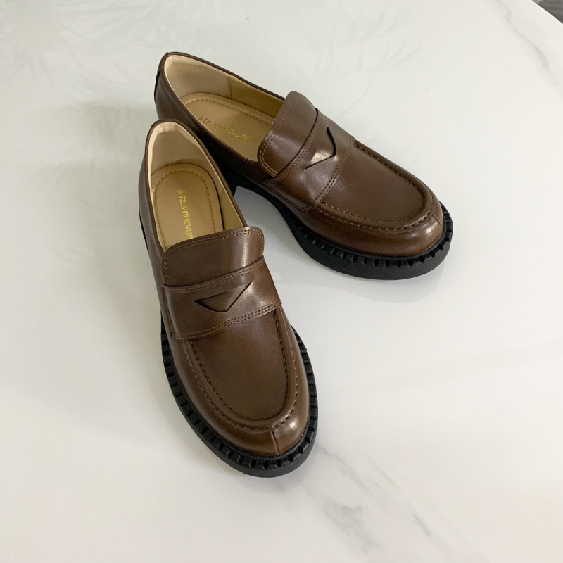 Női loaferek, retró brit stílusú slip-on, vastag sarokkal és platformmal a magasság növeléséért, mikroszálas felsőrész