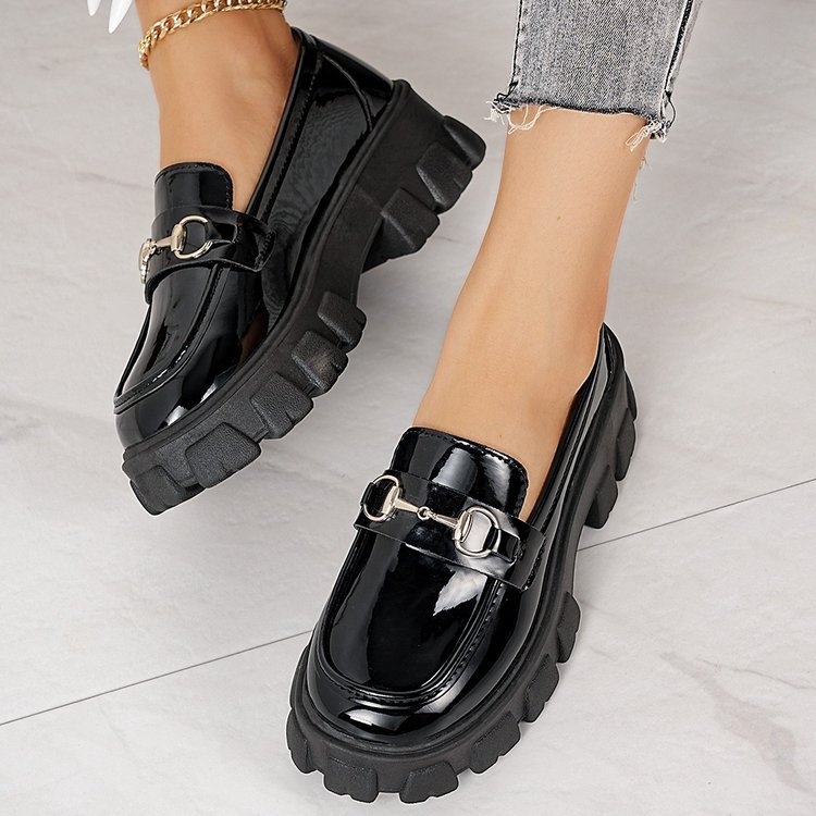 2025-ös új őszi nagy méretű slip-on loafers fém csattal, vastag talppal és masszív sarkakkal, brit stílusú női bőrcipő