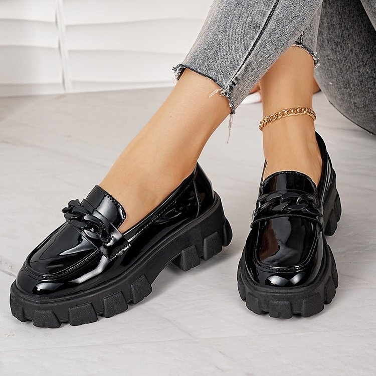 2025-ös új őszi nagy méretű slip-on loafers fém csattal, vastag talppal és masszív sarkakkal, brit stílusú női bőrcipő