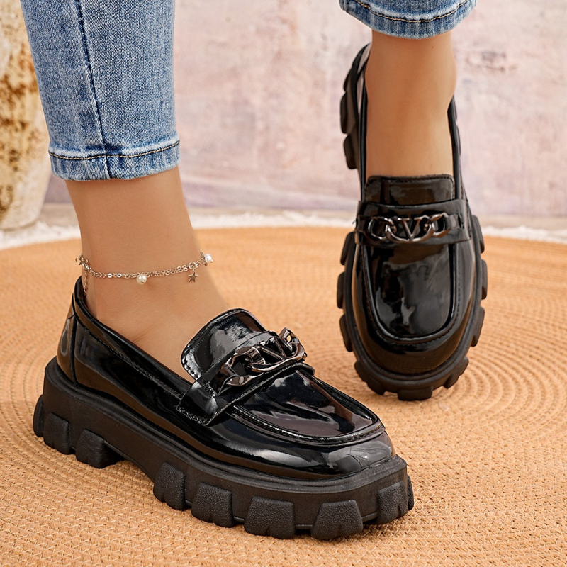 2025-ös új őszi nagy méretű slip-on loafers fém csattal, vastag talppal és masszív sarkakkal, brit stílusú női bőrcipő