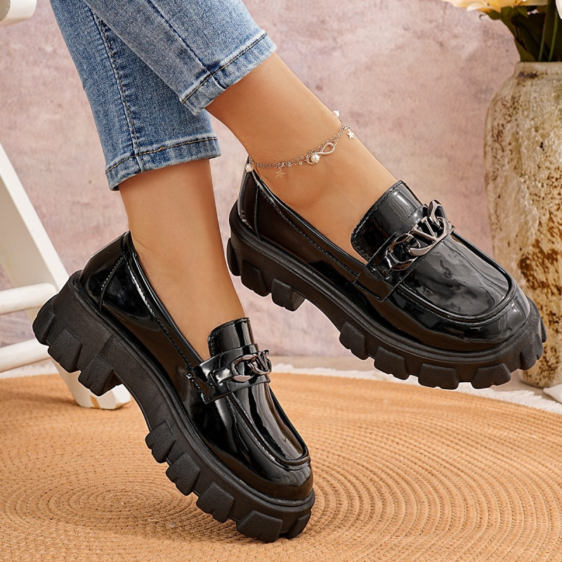 2025-ös új őszi nagy méretű slip-on loafers fém csattal, vastag talppal és masszív sarkakkal, brit stílusú női bőrcipő