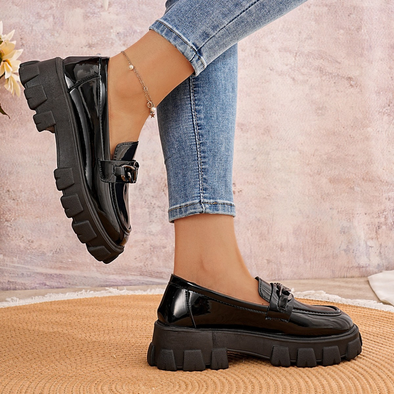 2025-ös új őszi nagy méretű slip-on loafers fém csattal, vastag talppal és masszív sarkakkal, brit stílusú női bőrcipő
