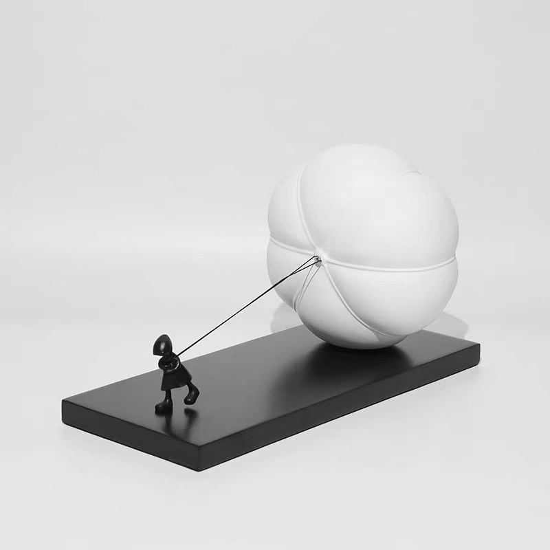 Moderna minimalistička skulptura dječaka s balonom – dekoracija za dječju sobu, dnevni boravak ili hodnik