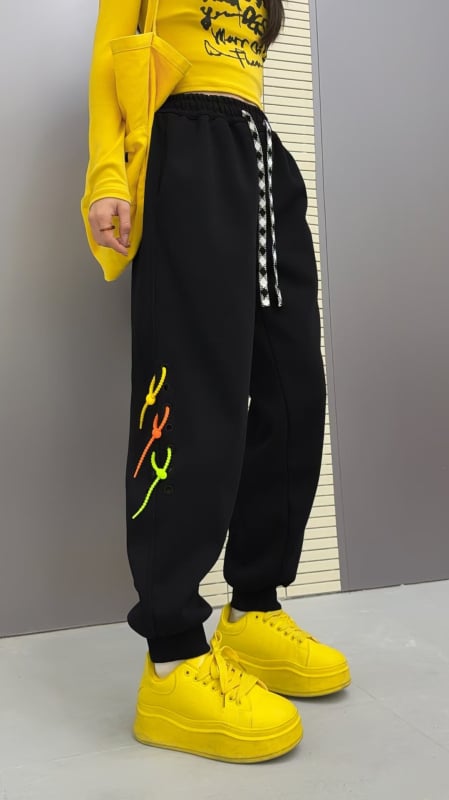 Női patchwork sportnadrág fleece-béléssel, vastag anyagból, laza szabás, elasztikus derék, húzózsinór és díszcsat, őszi–téli 2025