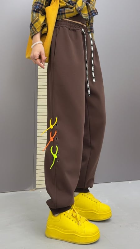 Női patchwork sportnadrág fleece-béléssel, vastag anyagból, laza szabás, elasztikus derék, húzózsinór és díszcsat, őszi–téli 2025