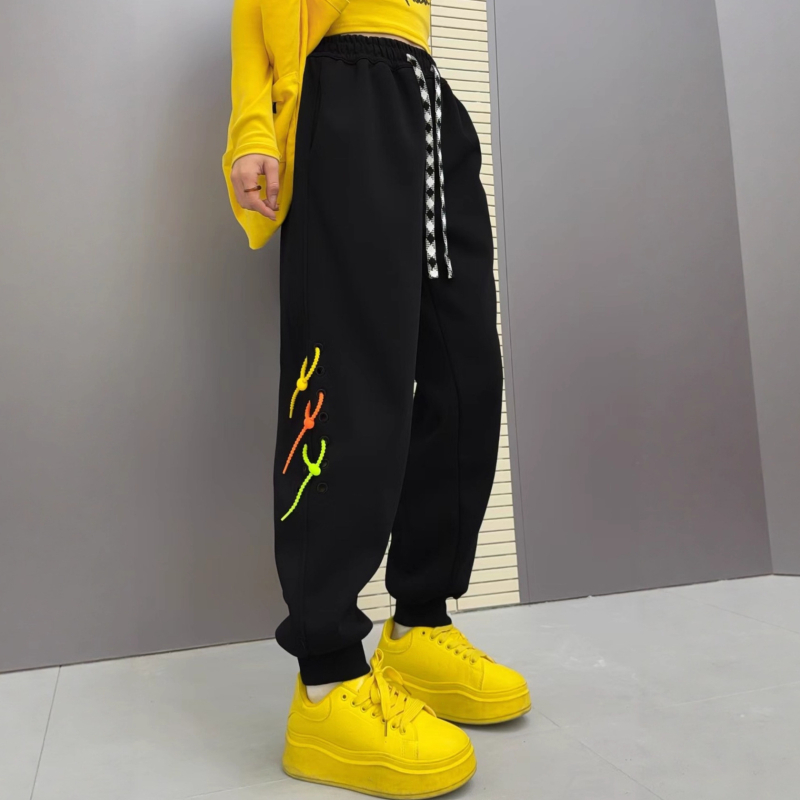 Női patchwork sportnadrág fleece-béléssel, vastag anyagból, laza szabás, elasztikus derék, húzózsinór és díszcsat, őszi–téli 2025