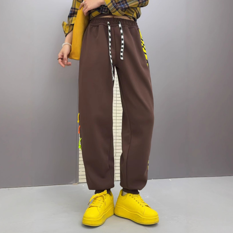 Női patchwork sportnadrág fleece-béléssel, vastag anyagból, laza szabás, elasztikus derék, húzózsinór és díszcsat, őszi–téli 2025