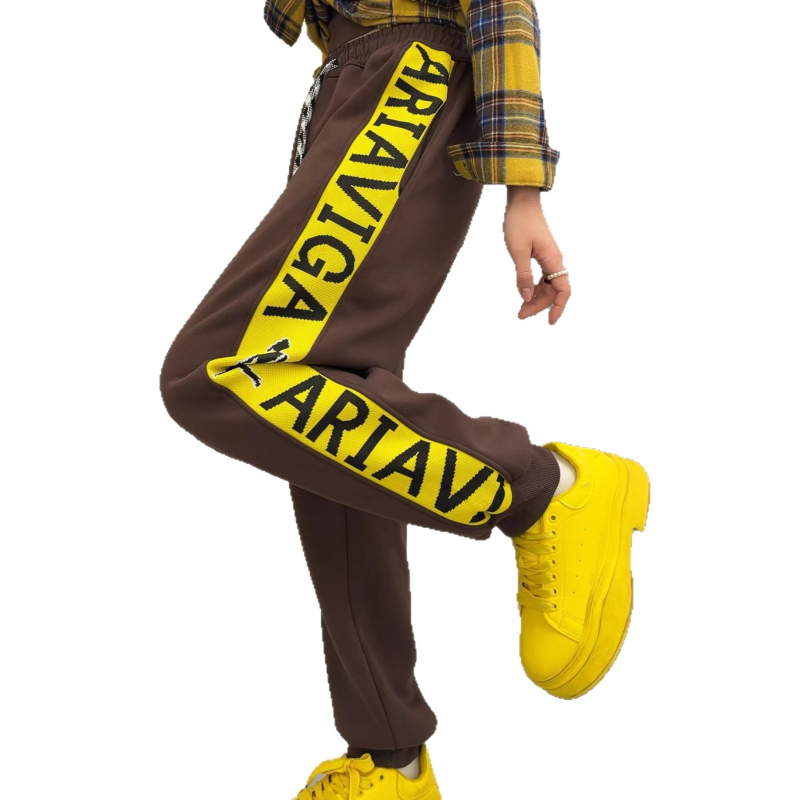 Női patchwork sportnadrág fleece-béléssel, vastag anyagból, laza szabás, elasztikus derék, húzózsinór és díszcsat, őszi–téli 2025