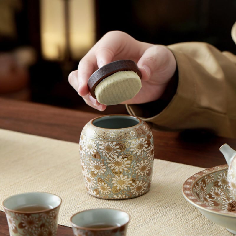 Porcelanska čajna posuda s motivom malog tratinčeka, zlatnim i srebrnim ugradnjama, zatvorena, za skladištenje čaja