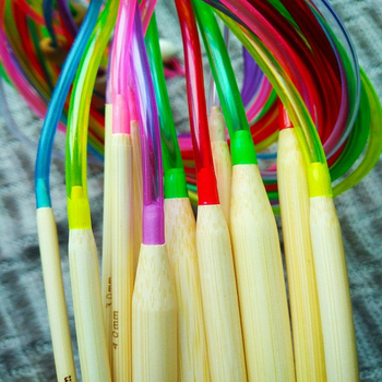 DIY Σετ για πλέξιμο: κυκλικές βελόνες, χρυσή κλωστή και βελονάκια