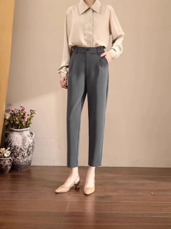 Pantaloni de costum pentru femei - Primăvara 2026, croi drapat, picior în formă de morcov, croială slim, potriviți pentru siluete mici