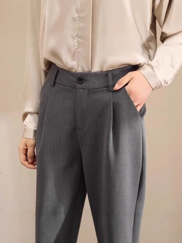 Pantaloni de costum pentru femei - Primăvara 2026, croi drapat, picior în formă de morcov, croială slim, potriviți pentru siluete mici