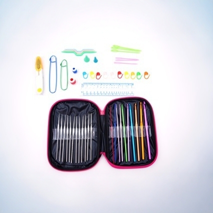 Set od 22 šarenih aluminijskih kukica za kukičanje s kožnom futrolom