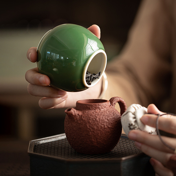 Kis kerek teafőttartó edény celadon glazúrral, japán stílusú Yue-kiln kerámia Gongfu teához