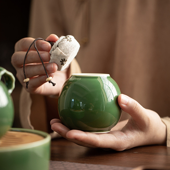 Kis kerek teafőttartó edény celadon glazúrral, japán stílusú Yue-kiln kerámia Gongfu teához