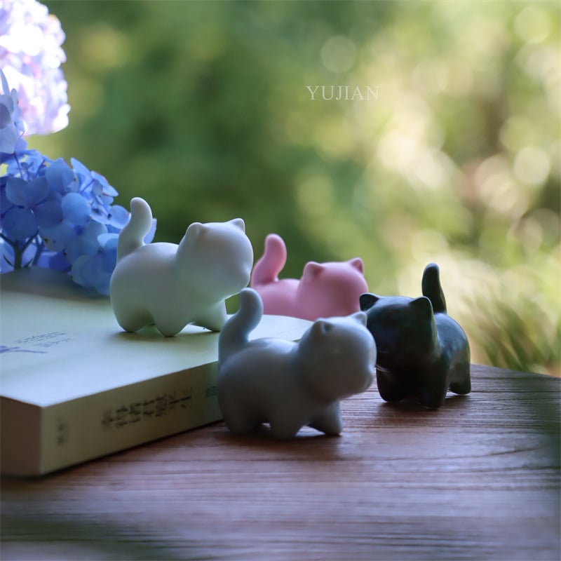 Vintage mini porcelán tea-pet: aranydrótos cicával, dekoratív figura és tolltartó