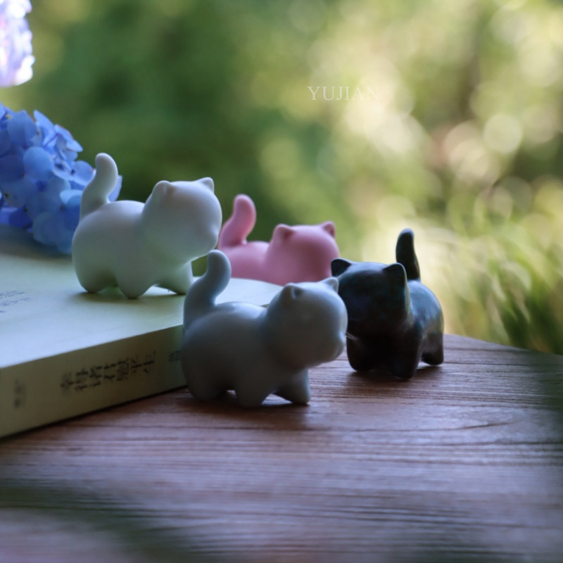 Vintage mini porcelán tea-pet: aranydrótos cicával, dekoratív figura és tolltartó