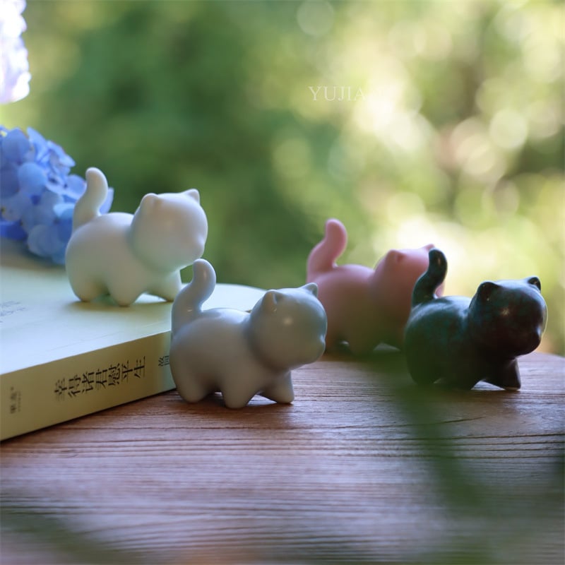 Vintage mini porcelán tea-pet: aranydrótos cicával, dekoratív figura és tolltartó
