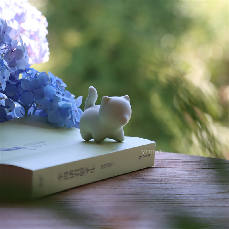 Vintage mini porcelán tea-pet: aranydrótos cicával, dekoratív figura és tolltartó