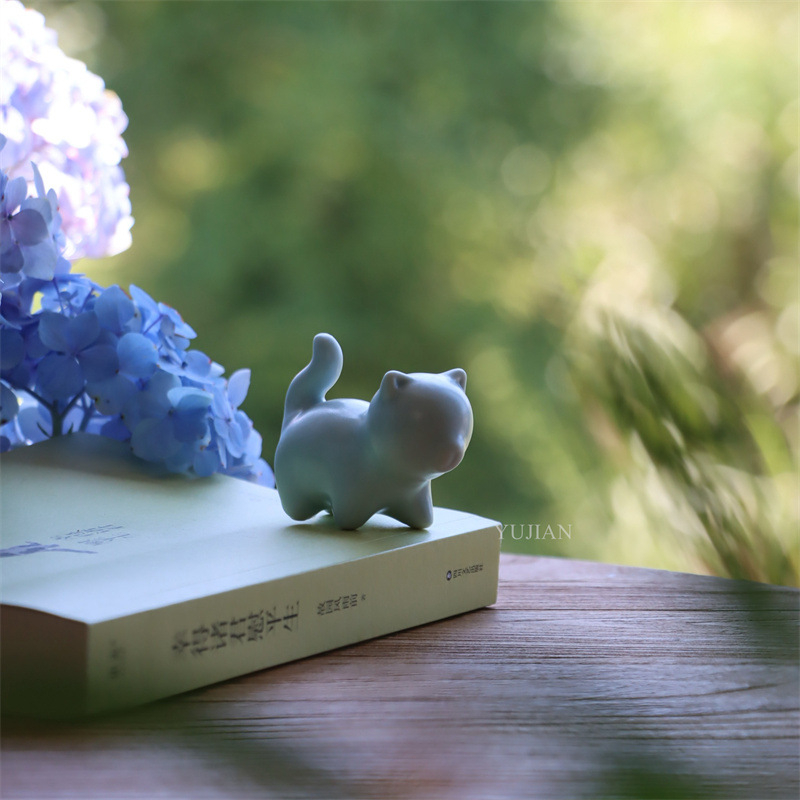 Vintage mini porcelán tea-pet: aranydrótos cicával, dekoratív figura és tolltartó