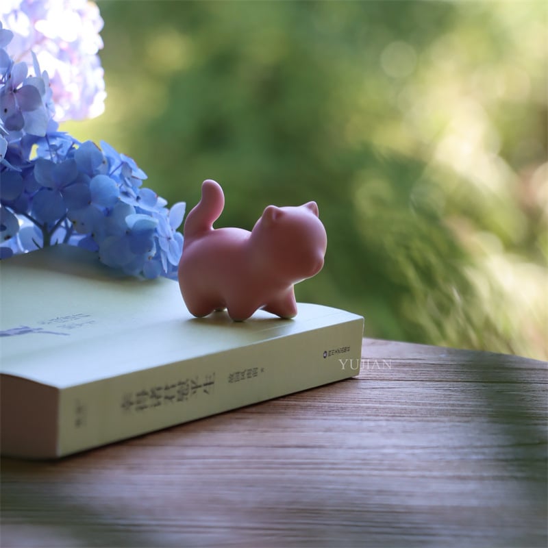 Vintage mini porcelán tea-pet: aranydrótos cicával, dekoratív figura és tolltartó