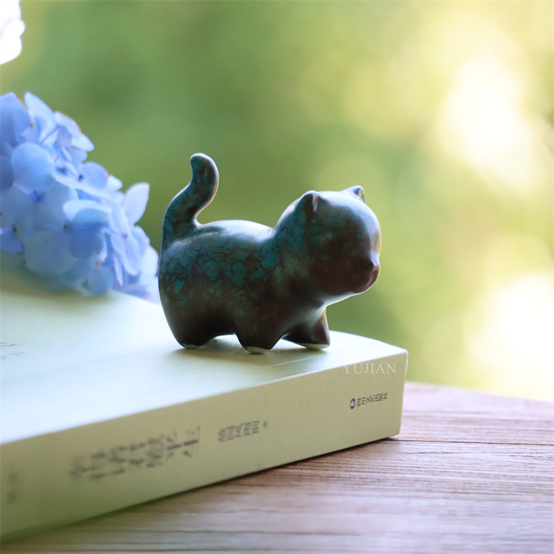 Vintage mini porcelán tea-pet: aranydrótos cicával, dekoratív figura és tolltartó