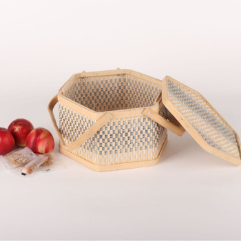 Vintage pleteni bamboo košarica za pakiranje rižinih knedlica za Festival zmajevih brodova