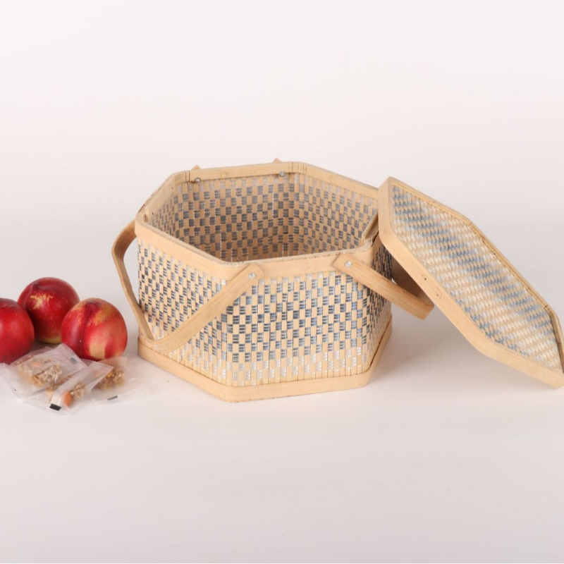 Vintage pleteni bamboo košarica za pakiranje rižinih knedlica za Festival zmajevih brodova