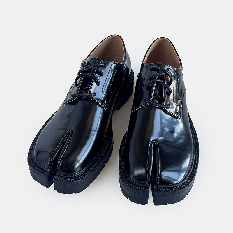 Uniszex split-toe cipő prémium érzet, fekete bőr, fűzős, pig's hoof stílusú brogue