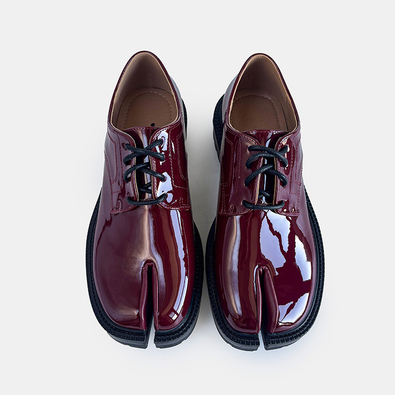 Uniszex split-toe cipő prémium érzet, fekete bőr, fűzős, pig's hoof stílusú brogue
