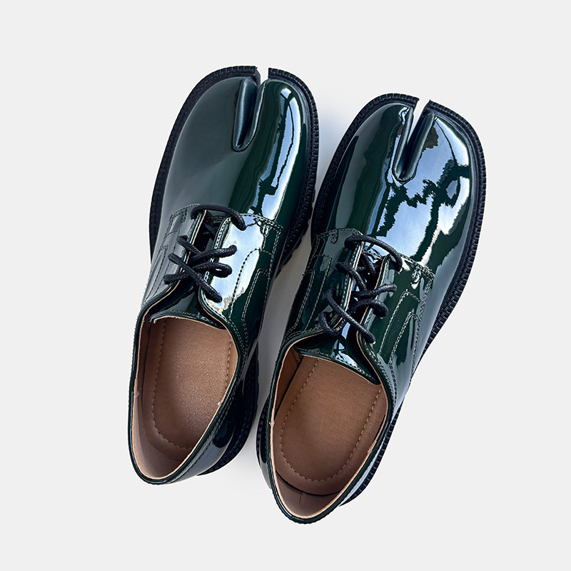 Uniszex split-toe cipő prémium érzet, fekete bőr, fűzős, pig's hoof stílusú brogue