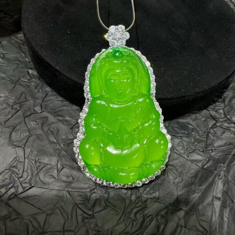 Srebrenozlatni privjesak Guanyin s prirodnim carskim zelenim chalcedonom i potpunom dijamantnom ugradnjom