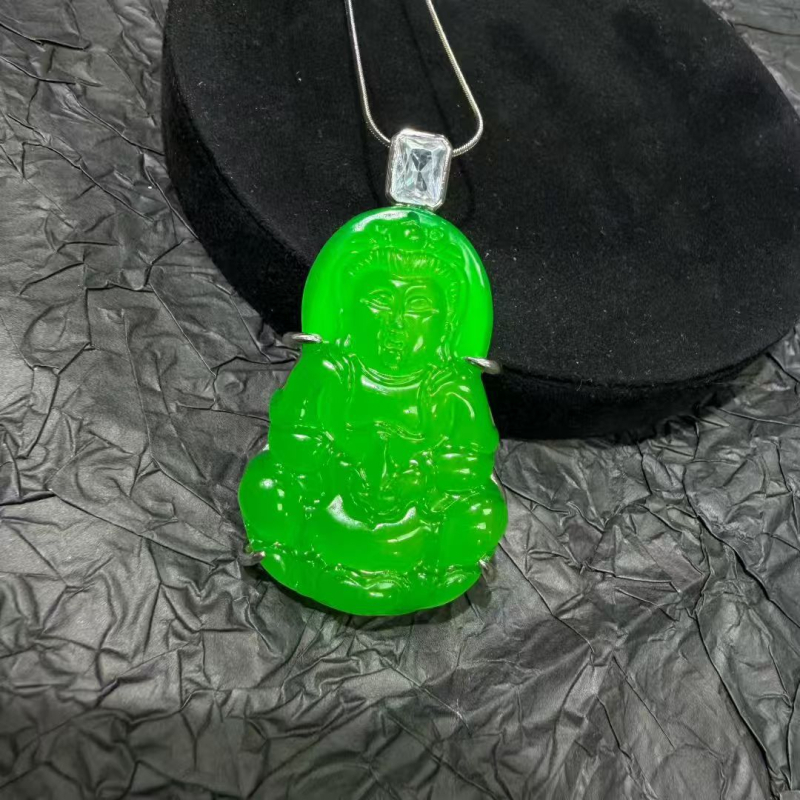 Srebrenozlatni privjesak Guanyin s prirodnim carskim zelenim chalcedonom i potpunom dijamantnom ugradnjom
