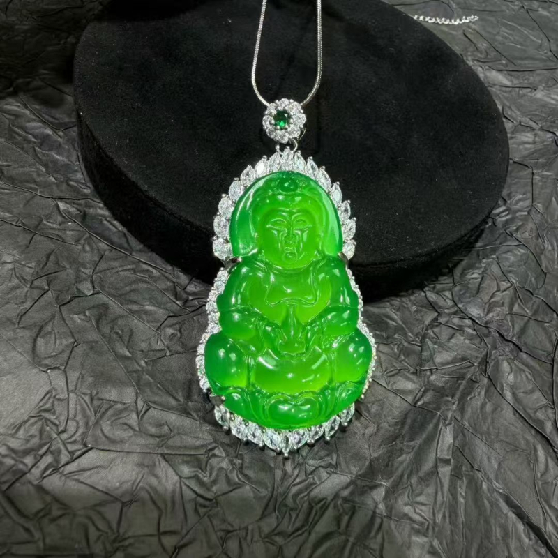 Srebrenozlatni privjesak Guanyin s prirodnim carskim zelenim chalcedonom i potpunom dijamantnom ugradnjom