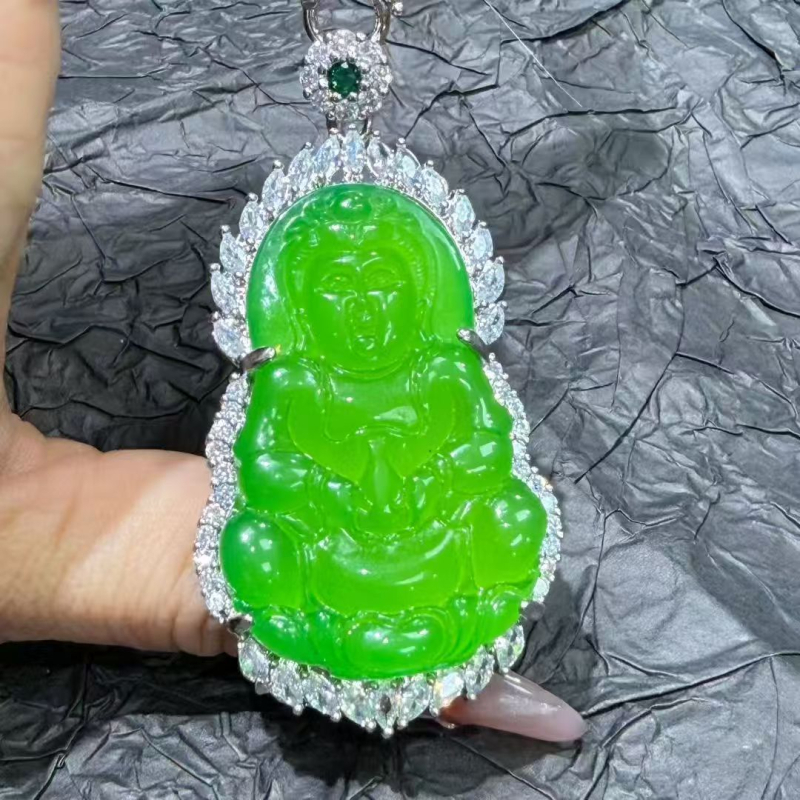 Srebrenozlatni privjesak Guanyin s prirodnim carskim zelenim chalcedonom i potpunom dijamantnom ugradnjom
