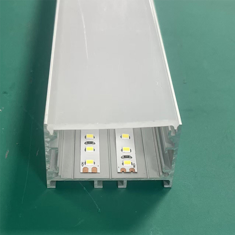 Prilagođeno ultra-jarko LED linearno svjetlo za urede, teretane i trgovačke centre; dekorativno viseće osvjetljenje s debelim aluminijskim kućištem