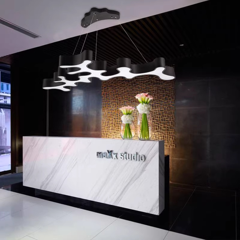 Industrijski stil – nepravilna LED linijska viseća svjetiljka za lobby, recepciju, teretanu ili kafić