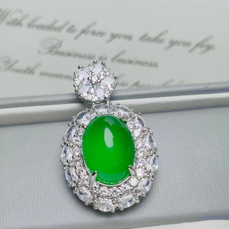 Privjesak od chalcedona, ledeno bijele boje, ugraviran u obliku žarulje; kružni privjesak od zelenog ahata