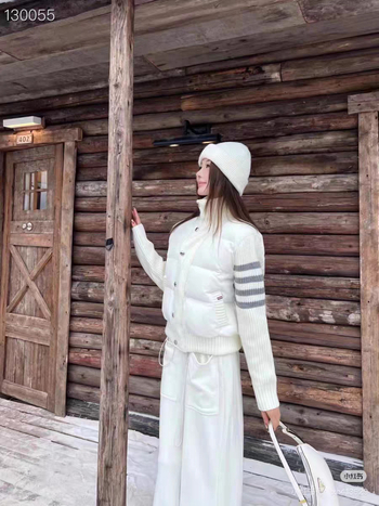 Ženska kratka down jakna s bijelim patka perjem, stojeći ovratnik, pleteni paneli, elegantan svakodnevni kaput za jesen-zimu 2025