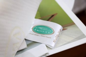 Lateksni jastuk za vratnu podršku s visokom elastičnošću, pravokutnog oblika, za odrasle, sadržaj latexa 80–90%, pleteni navlaka.