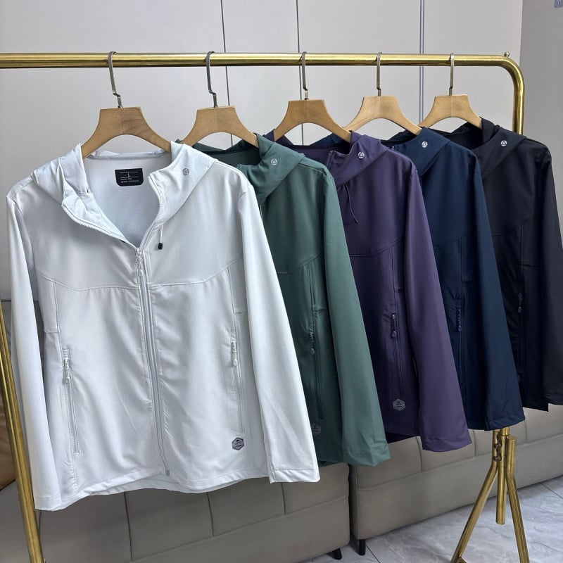 Könnyű kültéri softshell kabát férfiaknak, szél- és vízálló, kapucnival, minimalist stílusban